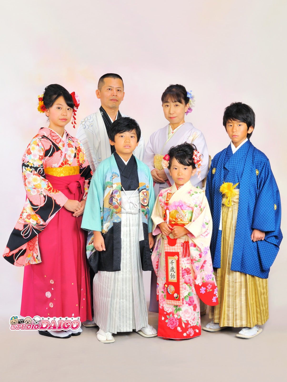 日本の家族。日本人男と伝統的な国民服で子供と女のイラスト素材・ベクター Image 59875583