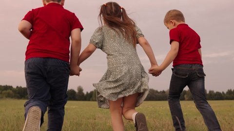 子供たちは手をつないで走る 。幸せな家族。夕暮れ時のシルエットのグループは、自然の中で公園を走ります。幸せな家族の子供の夢のライフスタイルのコンセプト。一緒に走る幸せな子どもシルエット」の動画素材 ロイヤリティフリー 1106448003Shutterstock