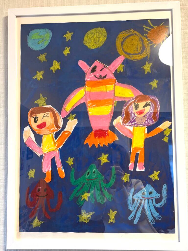 子どもの作品を飾る効果とおしゃれに飾るアイデアを紹介！子供の絵の保存ラクガキアートパネルのチルアート