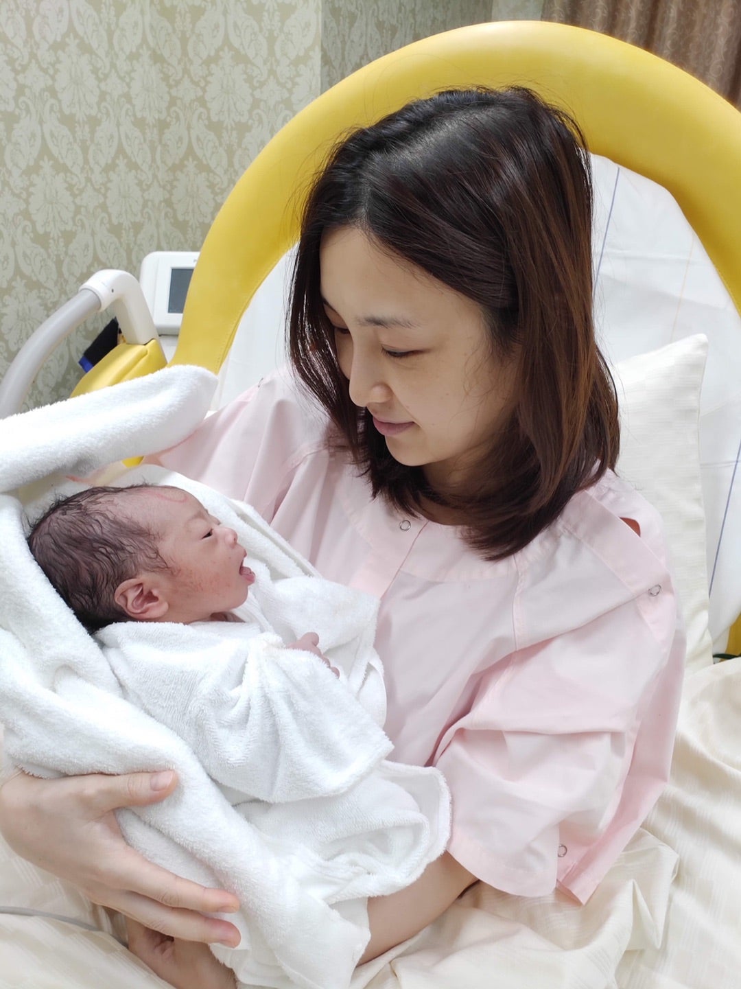 赤ちゃん出産の瞬間の写真・画像素材-Snapmart スナップマート