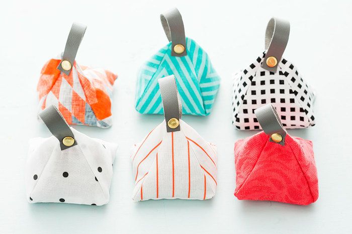 革命的に綺麗に焼ける！失敗しないプラバン100均シールでお花のイニシャルキーホルダーの作り方 自作推しグッズ How to make shrinkplastic