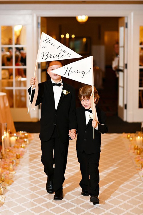 ウエディングフラッグ』とは？ フラッグガール&ボーイのほっこり挙式アイデアも♡マイナビウエディング