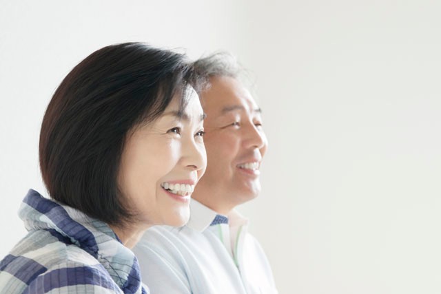 家族、幸せ、世代、家、人のコンセプト - 屋外で家の前に立って幸せな家族の写真素材・画像素材 Image 53930081