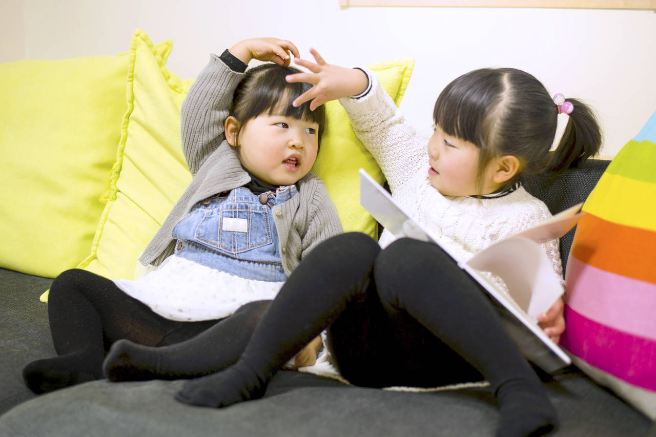 双子の女の子 ポートレートの写真素材79680598- PIXTA