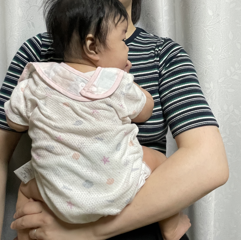 赤ちゃんの縦抱きはいつから？ 助産師のお手本 正しい抱き方で新生児もご機嫌┃まなべび