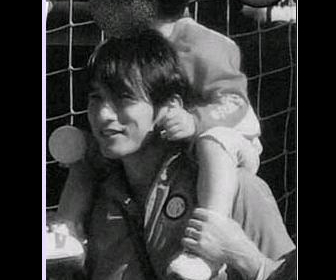 ミスチル桜井和寿 イケメン長男とサッカー教室へ デビュー30周年の陰で目撃した“良きパパ”姿ウーマンエキサイト