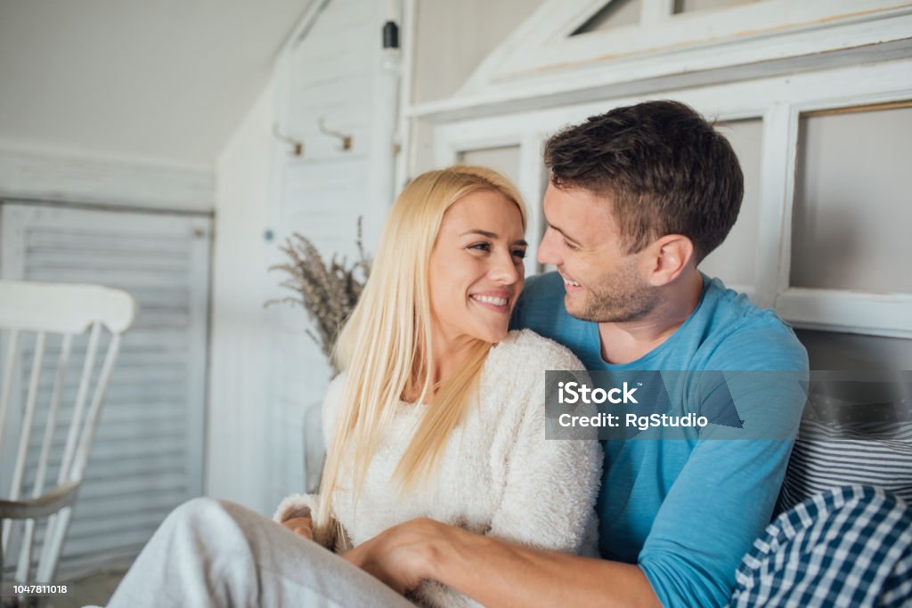 ふわっと漂うシャンプーの香りに男性がたまらない「彼女のベッド上でのかわいい仕草」4つ ananweb