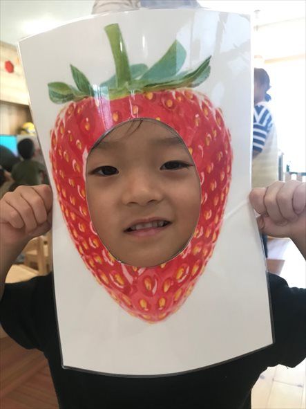 2歳児9月の制作では、フクロウを作りました。 お花紙をちぎったり、スパッタリングに挑戦したり♪ それぞれ可愛いフクロウさんが完成しました☆あど中郷ナーサリー企業主導型保育園小規模保育園茨城県北茨城市中郷町手ぶら保育9月制作フクロウ制作