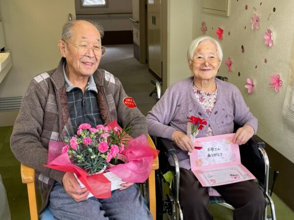 高齢者施設での母の日イベント 多世代交流