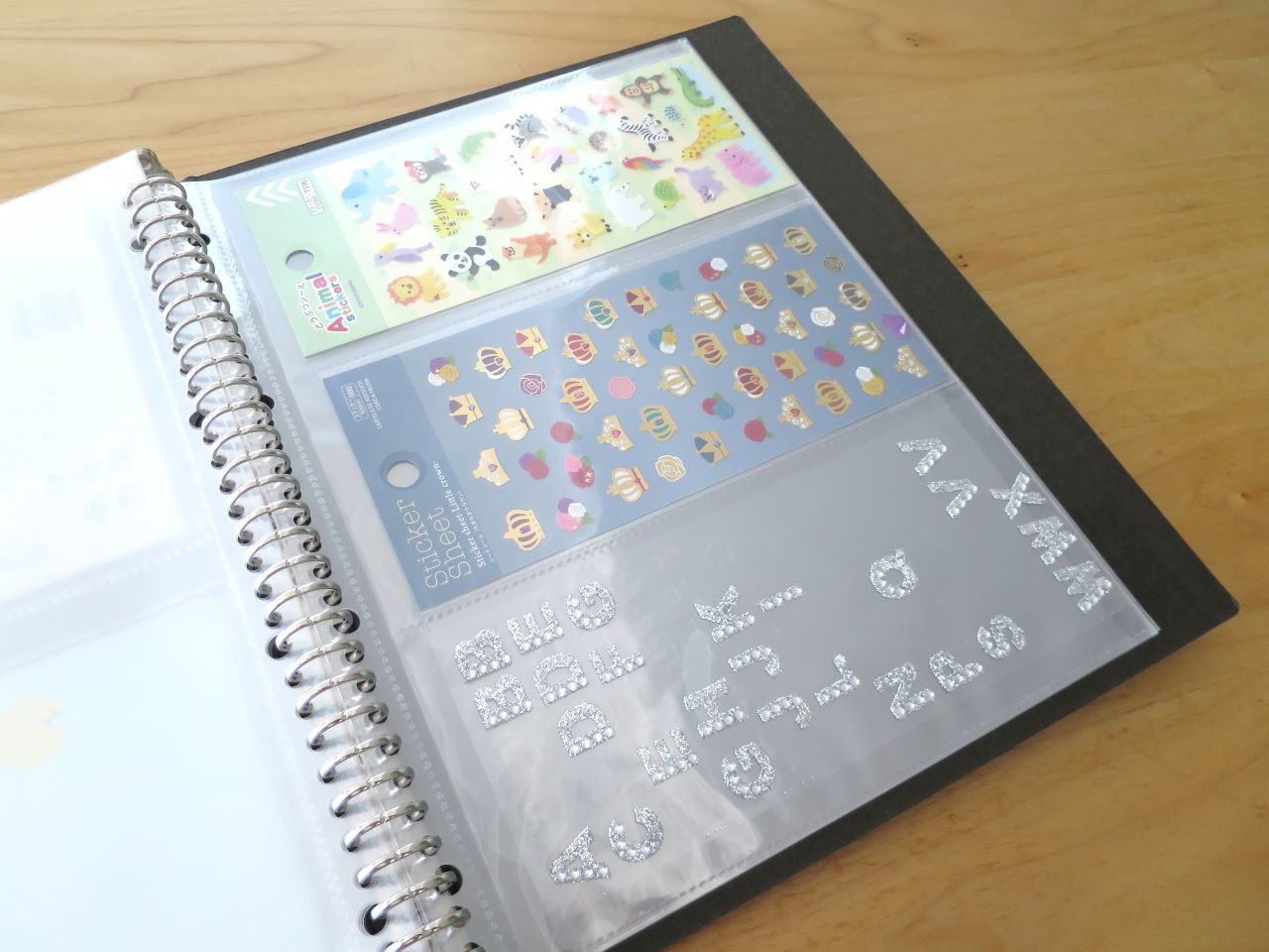 ダイソー購入品💕 フレークシールが収納できる新作リフィルが出たので、早速使ってみました☺️ 素材が薄くてダメかなと思ったけど、実際収納してみると使いやすてお気に入りになりました☺️さっき、YouTubeに動画アップしたので、フレークシールの収納方法に悩んでる方