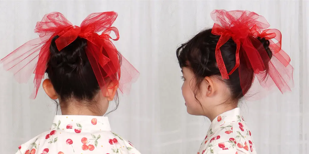 今日はツインお団子🤍🤍, プールがあるからほぐさずにしっかりめのお団子に🐰🎀, 作り方は5枚目の解説と同じだよ☺️☝🏻💓,アクセはお婆ちゃんからのプレゼント☺️💗🫧, ばぁばから貰ったヘアゴムを見て「ばぁば恋しいな〜🥺」って娘さん🥹💓,どこで覚えたのかヘアゴムをさわさわしながら恋しいを連発してたよ🤭💗, 最近発言とか妙に大人でドキッとする🤣💓,