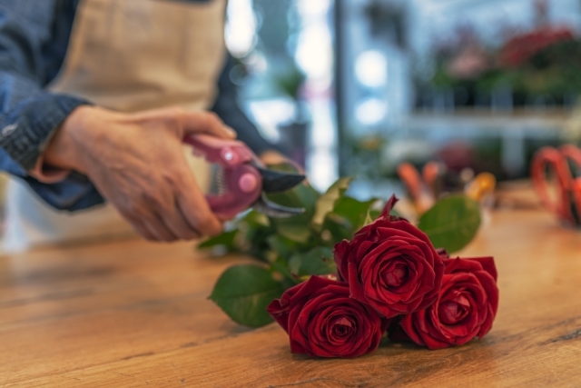 白いバラの花言葉は？花言葉を知って素敵なギフトを贈ろFLOWERかわいい花束を 送料無料 でお届け！毎日お得なオンラインのお花屋さん