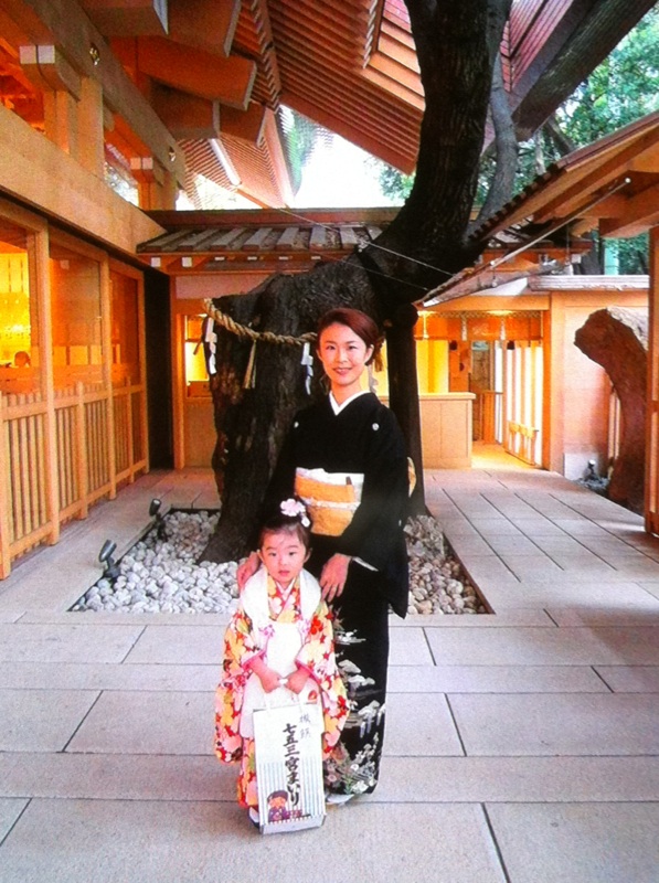 七五三 ママのお着物を着てみる！？！？親子代々で思い出を受け継いでみませんか？トータルフォトスタジオトマト栃木県小山市の写真館です。七五三 、お宮参り、成人式はトマトへ