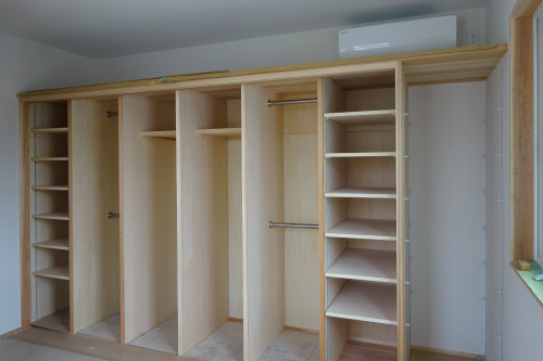 大容量のファミクロを作るDIY 第1話, 玄関の横の部屋が荷物置き場になってたので, この部屋をスッキリさせたい🥺,なので寝室に大容量のファミリークローゼットを作ることにしました！！, 今回のDIYは3話までありますー！, お楽しみに♪,—————————————————————————, このアカウントでは、, 『団地暮らしの魅力』を発信しています！, 𖠚՜団地暮らしの魅力を伝える, 𖠚՜