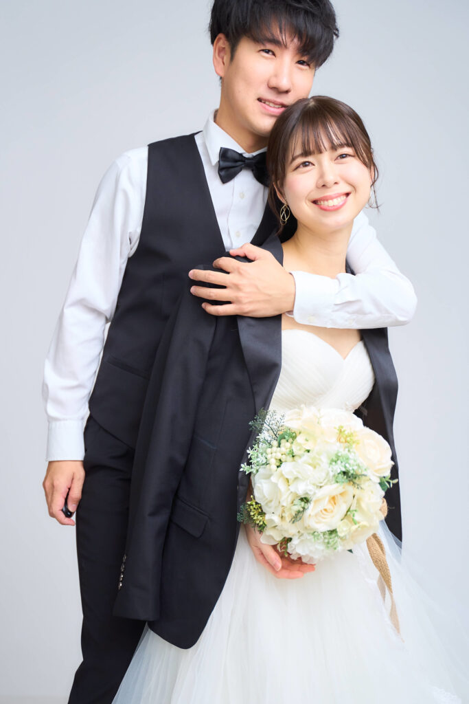 前撮りポージング 100選 洋装フォトウェディングポーズ集スタジオ編ウェディングフォト・前撮り専門セルフ写真館 INAI WEDDING東京・福岡