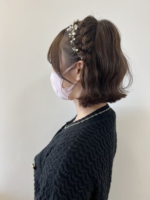 サイド編みおろし 成人式・卒業式におすすめなヘアアレンジ✨カチューシャの飾りもかわいい💐 ご成人おめでとうございます☺️ヘアアレンジ成人式ヘア卒業式ヘア編みおろし