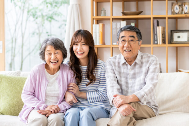 敬老の日のプレゼントを渡す子どもとおじいちゃんおばあちゃん 4Cのイラスト素材118600944- PIXTA