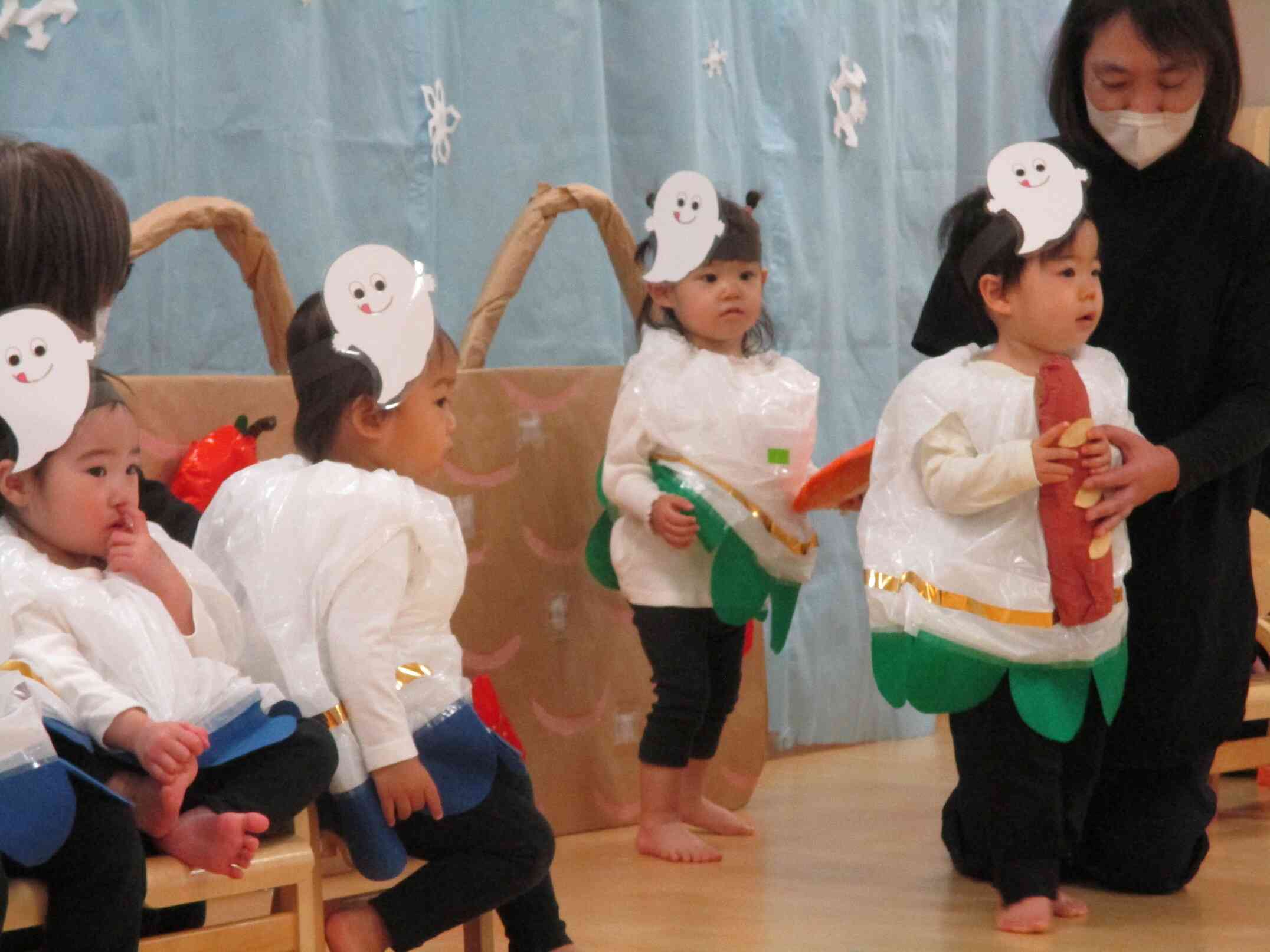 🌟1歳児ほし組です🌟 ほし組は室内で模造紙にクレヨンでお絵描きを楽しみました！ お絵描きの後、シール貼りをして楽しんでいました。キラキラのシールを見つけると大興奮でした☺️ 夕方、屋上へ行ってシャボン玉で遊びました♪ 保育者が大きなシャボン玉を作ると大喜び