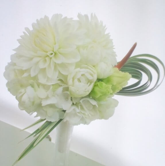 和装に合うブーケ実例21選！枝に生花、ボールブーケなどトレンドのデザインを紹介みんなのウェディングニュース