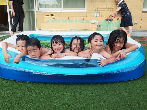 シャワ～。お風呂みたい。 - げんきな森中央保育園大分市にある自然豊かな保育園です