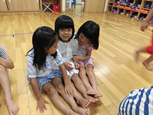 お泊まり保育のイメージのパジャマとタオルと歯ブラシのイラストかわいい無料素材 イラスト工房