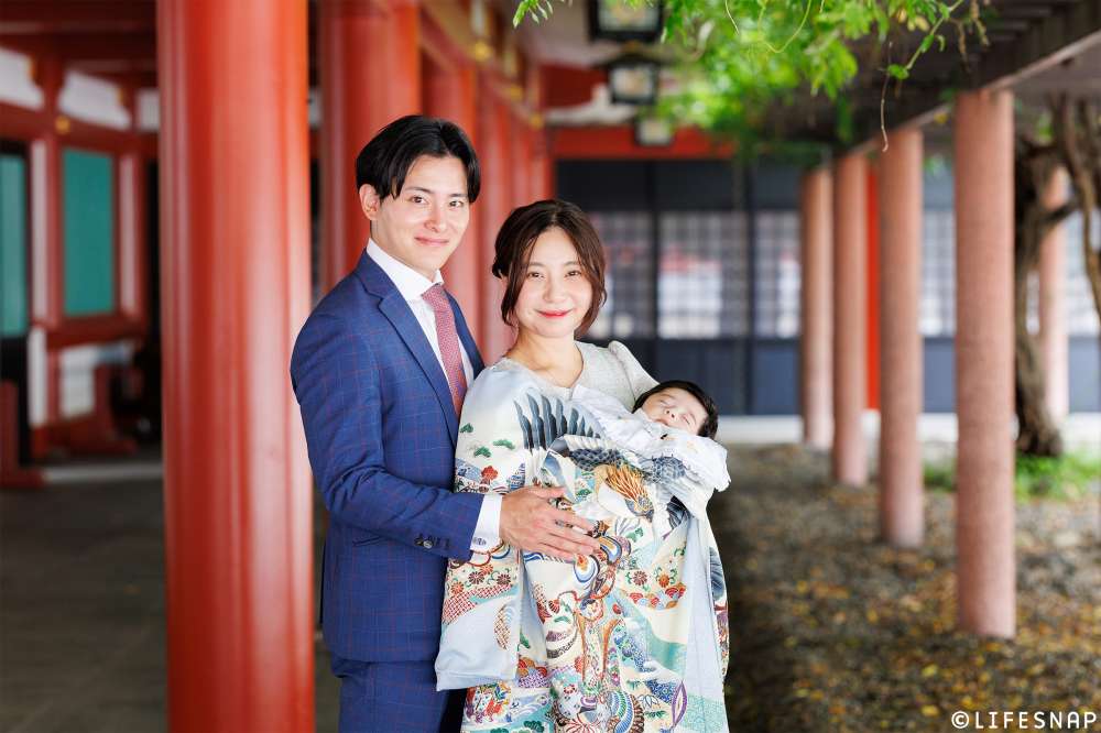 お宮参りの記念撮影、主役さんをお兄ちゃん二人が囲んでパシャリ📸 仲良し3人兄弟、素敵ですね🥰✨ お宮参りのお着物も、お 兄ちゃんたちのオシャレなスーツも、スタジオチョコのお衣装です🌟 勿論持ち込み衣装でも大丈夫ですので、ご予約の際にお伝え頂けたらと思います