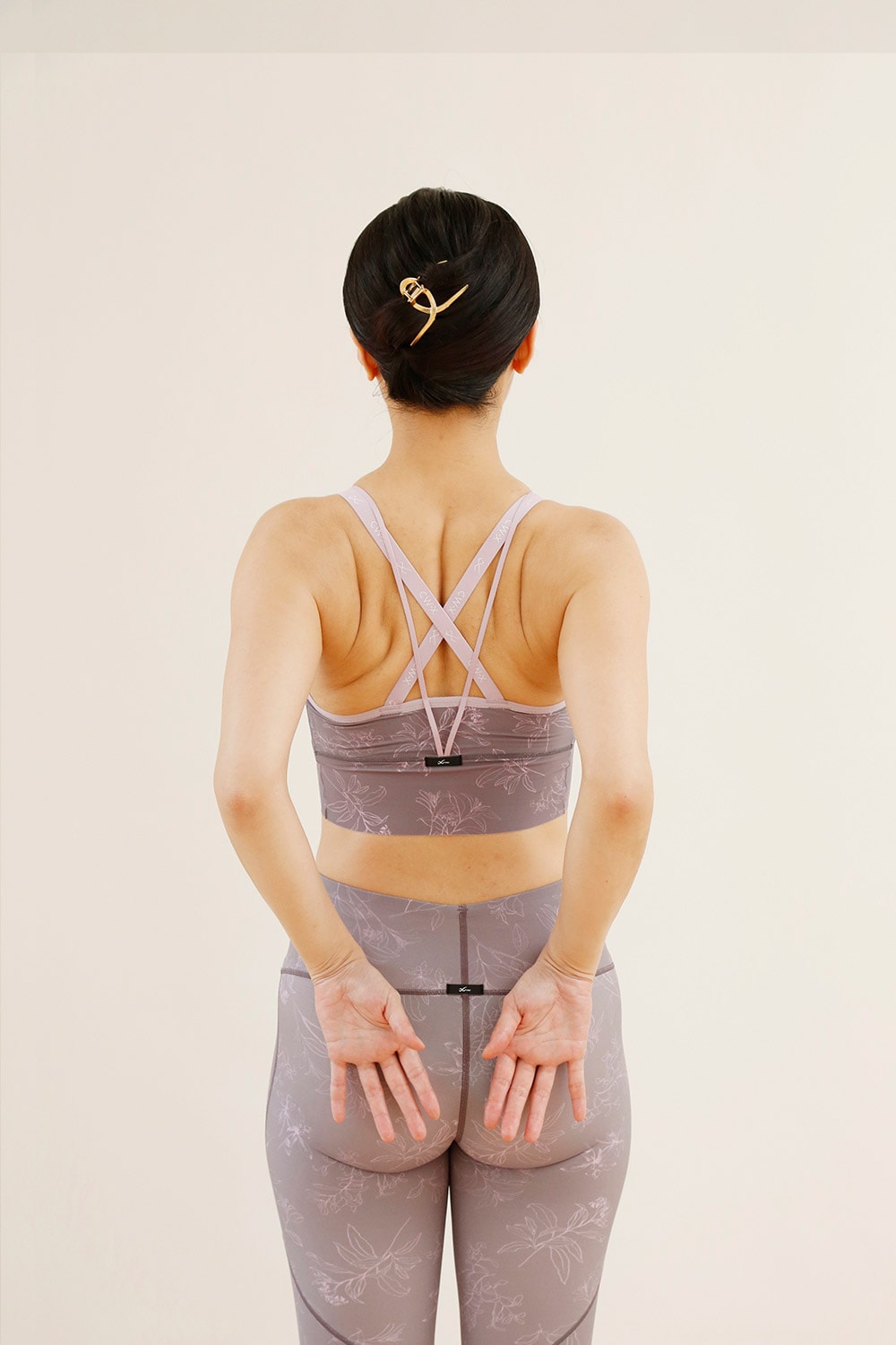 彼女の肩を抱く男性 - 商用利用可能な写真素材・イラスト素材ならストックフォトの定額制ペイレスイメージズ