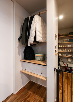 玄関からキッチンへと続く家族用の導線に設置した『ただいまロッカー』。 子どもたちの荷物はここにスッキリ収納。お客さまの声 009.@soneken.yaotome⠀ ・⠀⠀⠀⠀⠀ ・⠀⠀⠀⠀⠀⠀ソネケン 仙台 八乙女パルク 沖野パルク みやぎ野パルク 木の家展示場 仙台注文