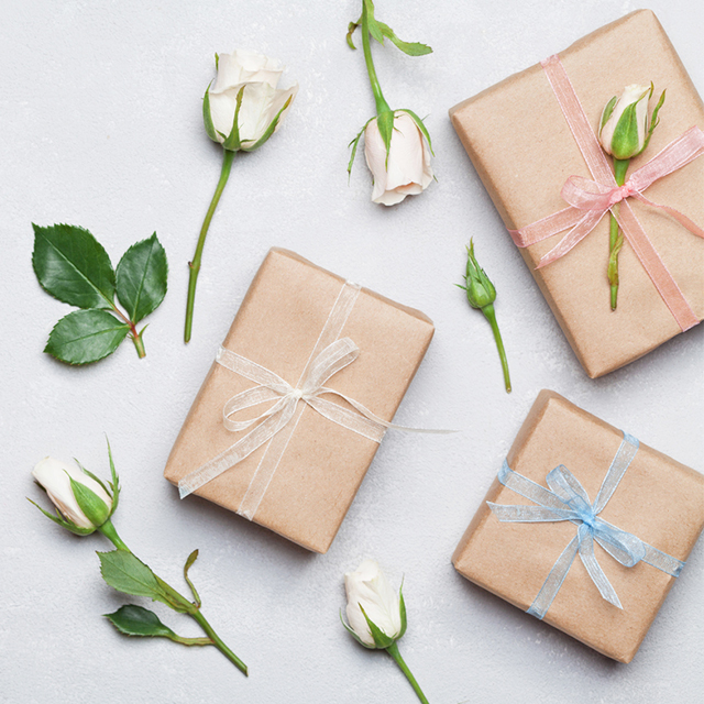 結婚挨拶の手土産の渡し方って？実家・外出先それぞれのマナーや言葉、渡すタイミングを解説！結婚ラジオ結婚スタイルマガジン