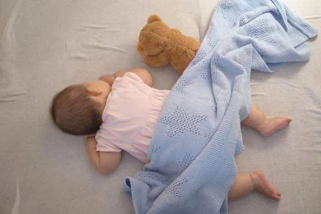 赤ちゃんの横向き寝、危険性や注意点とは？ 安全な横向き寝のやり方&うつ伏せで寝る赤ちゃんの対処法など正しい寝かせ方を解説 助産師監修HugKum はぐくむ