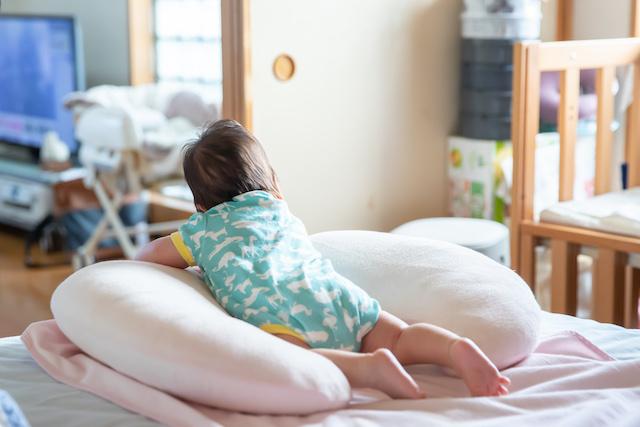 リビングで腹ばいする赤ちゃん7242640 の写真素材 - アフロ