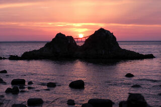 動画 福岡・糸島の二見ケ浦、夏至の前後の絶景 “今だけ”夫婦岩の間に沈む夕陽 西日本新聞me