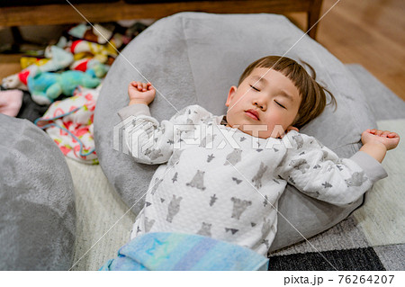 うつ伏せ赤ちゃんの寝顔の写真素材FYI00464098ストックフォトの Qlean Market キュリンマーケット