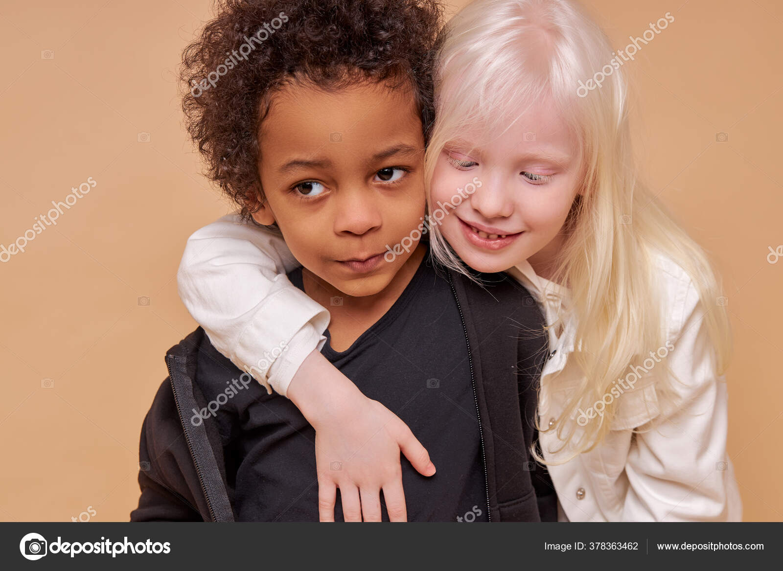 黒の背景で笑って幸せな黒人の子供の男の子の写真素材・画像素材 Image 146224478