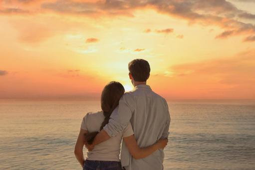 腰に手を回す男性心理とは？腰を抱いて体を引き寄せる彼氏の胸の内を解説！Smartlog