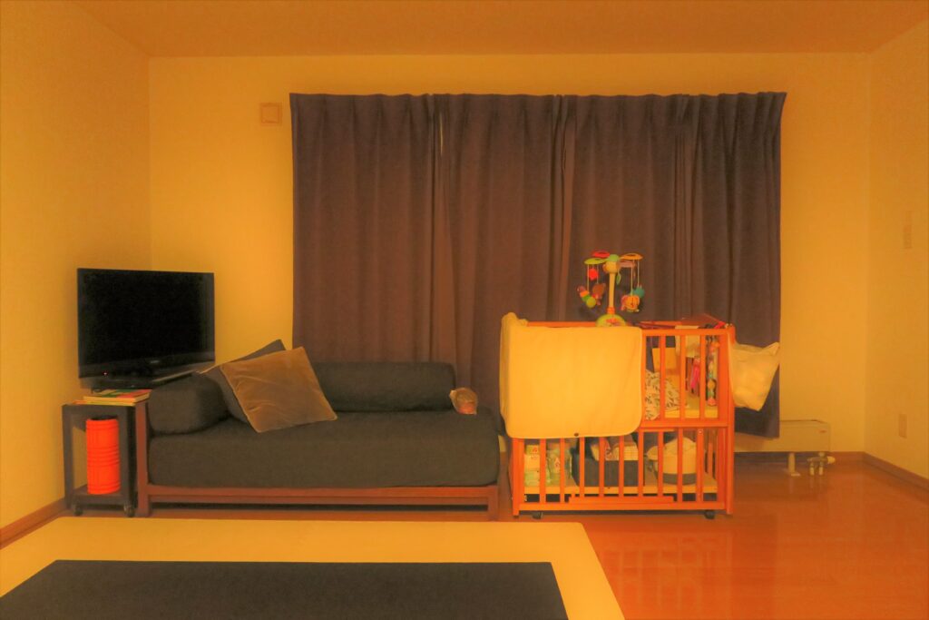 赤ちゃんのいるリビングカラフルな日常