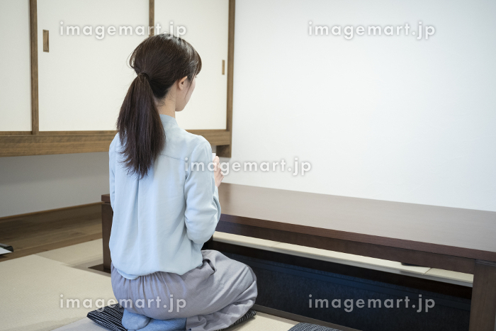 座る 男性 正座 後ろ姿のイラスト素材 - PIXTA