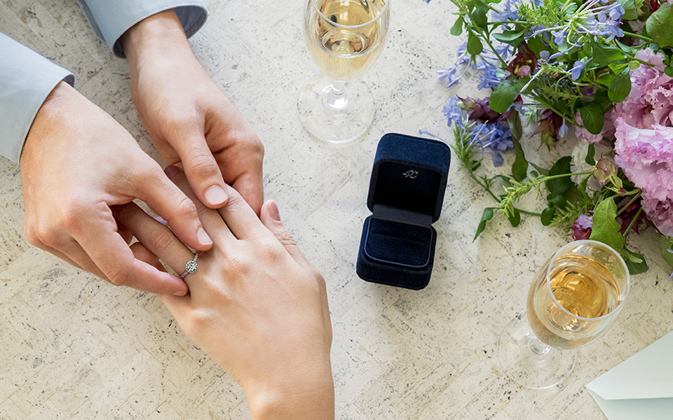 礼拝の後、婚約式が行われました。誓約、祈祷、プレゼント交換などがありました。婚約された二人の上に神様の豊かな祝福を祈りました