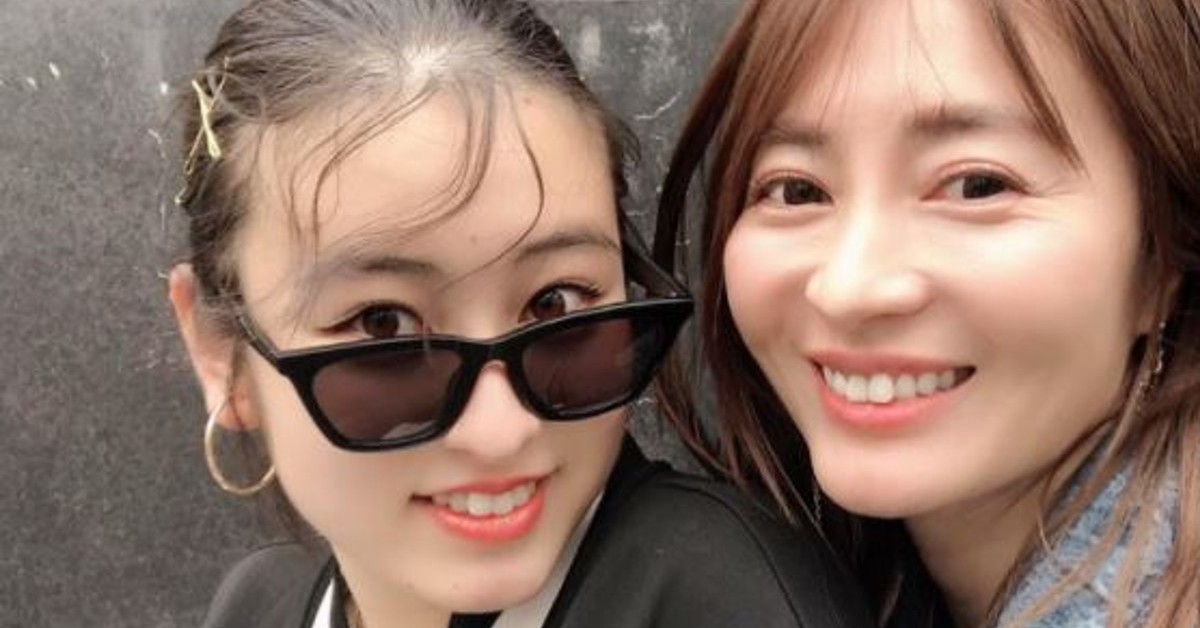 新山千春、制服姿の18歳美人娘と親子ショット 子育てに「すごく反省」も - エンタメ - ニュース クランクイン