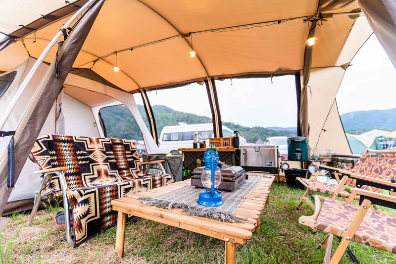 今回のテント内レイアウト、これまでで一番良かったです✨ ①テントの前にタープを張って風を感じるリビング テントとタープがくっついてるから行き来しやすい🙌②テーブル下にゴミ箱とラックを設置 一歩も動かずに料理できる🍳 ③上の子用のコットを寝室からリビングへ