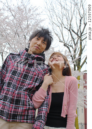 腕組みカップルの心理とは？メリット＆恋人と自然に手繋ぎする方法を解説