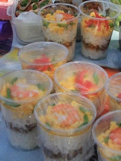 持ち寄りレシピスーパー食材で作れる！ パーティ映えして美味しいものだけを厳選✨ 「20分～30分のメインとごはんもの」をご紹介します😊◉サーモンときゅうりのチェック柄押し寿司 スライサー＆ケーキ型を使えば映える上に手間いらず。 子どもから大人まで満足度