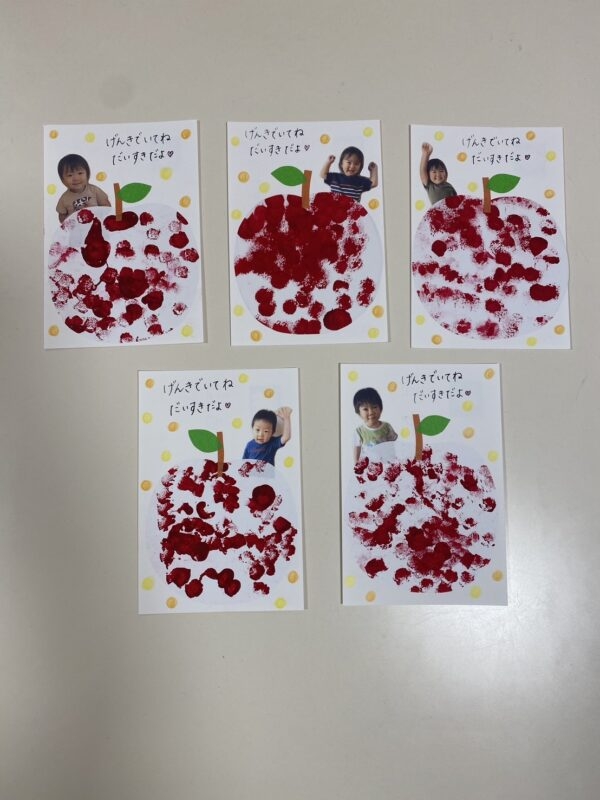 保育課程では敬老の日にハガキ製作をしています☺️ 作ったハガキを自分でポストに投函しに行きました📮おじいちゃん、おばあちゃんに無事届きますように👴🧡👵⭐️入園に関するお問い合わせなど随時受け付けていますのでお気軽にどうぞ♪ 📞06-6871-5005追手門