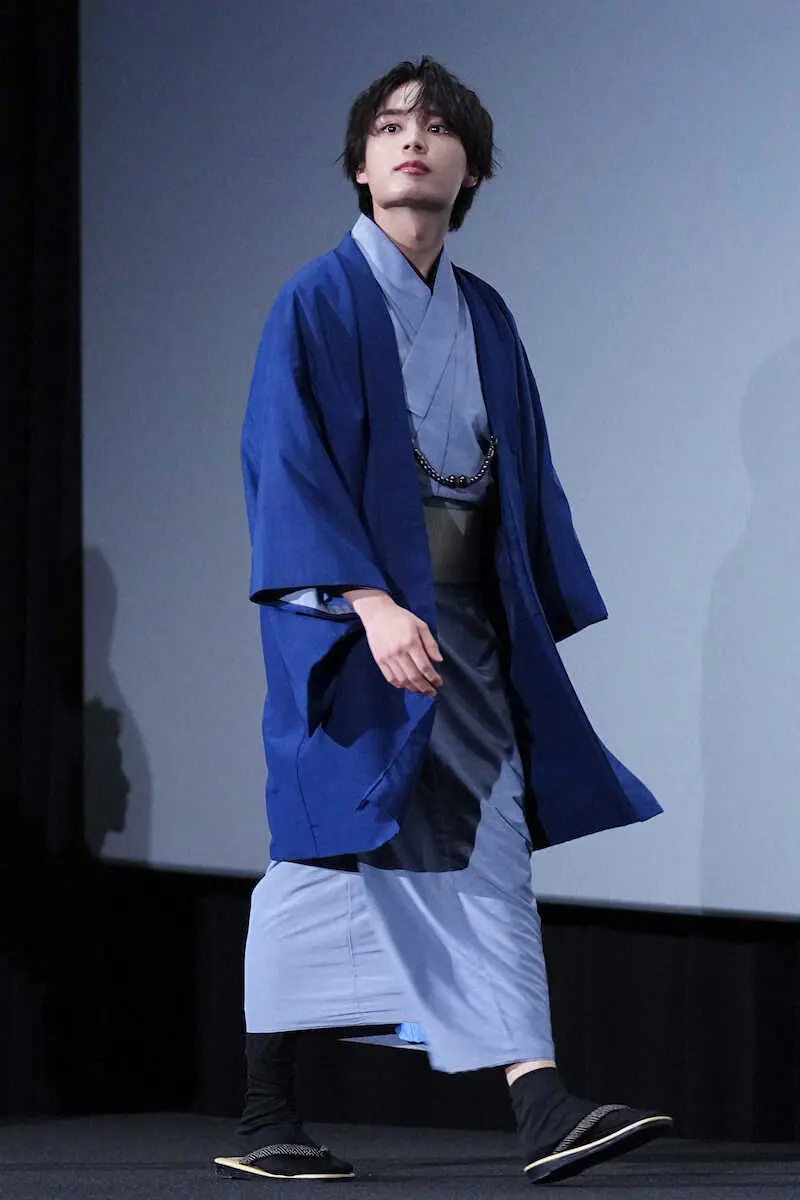 映画「わたしの幸せな結婚」イベントでけん玉対決で成功した大西流星。左は目黒蓮 撮影・島崎忠彦- スポニチ Sponichi Annex 芸能