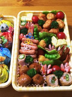 親子遠足のお弁当 先日、幼稚園の親子遠足がありました🌷 サンドイッチにするか おにぎりにするか迷って 結局、両方持って行った😂いつもアンパンマンポテトを入れている 真ん中の丸いスペースには保冷剤も兼ねて 凍らせたカップゼリーを入れました♡ ゼリーもシンデレラ