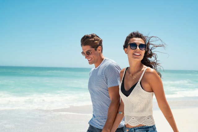 カップルでの腕組みのやり方と自然なスキンシップ方法：シチュエーション別の効果的なテクニック