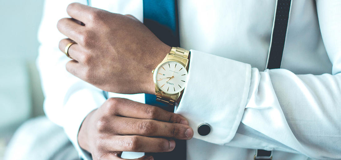 右手の指輪は結婚指輪？みんなが左手に着けている理由 - ISSHINDO Bridal Blog