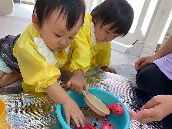 6月の壁面は絵本でお馴染みの『きんぎょがにげた』🍬 「きんぎょのお家を作ってあげよう😄」と声を掛けると喜んで作り出した子ども達🤭まずは金魚鉢にお水を入れます💦 １歳児さんは手で絵の具を塗り拡げ、２歳児さんは筆を使って塗りたくりました🙌 次にきんぎょの目
