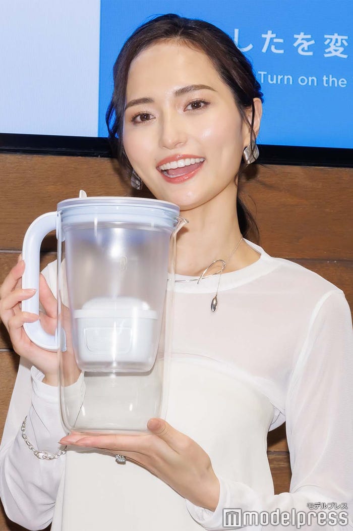 山賀琴子、イケメン夫との密着ショット公開 左手薬指の指輪にも「キュンとした」「お似合い夫婦」と反響 - モデルプレス