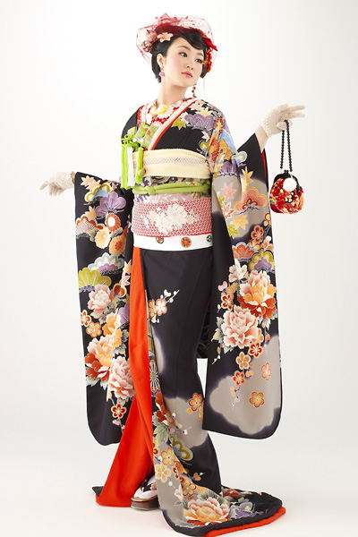 プランナーもイチオシの黒引き振袖✨ 古風なスタイルが神社の雰囲気に合ってとても素敵です❤︎大阪天満宮天満宮会館神前式神社婚和婚大阪神前式関西神前式和婚花嫁和装花嫁2025年秋婚2025年春婚プレ花嫁ドレスタキシード白無垢色打掛